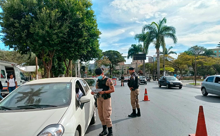 Polícia Militar realiza blitz educativa em Sete Lagoas para comemorar 15 anos da Lei Maria da Penha 