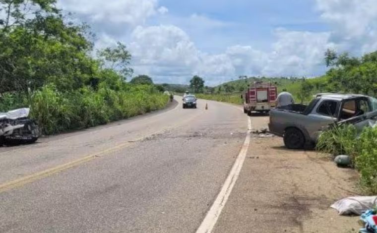 Seis pessoas ficam feridas após van bater com caminhão na BR-251