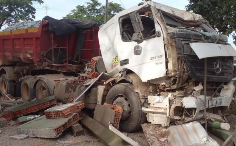 Mulher morre esmagada por caminhão carregado com 40 toneladas de pedras em Minas Gerais 