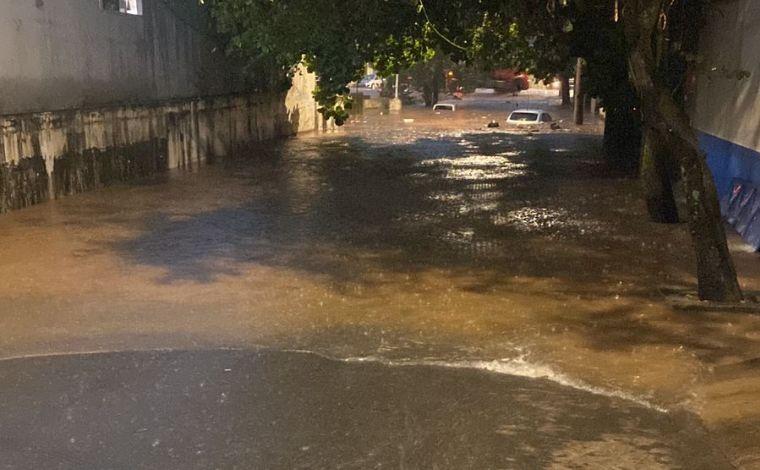 Temporal causa estragos em Minas; houve inundações em Conselheiro Lafaiete  e uma tenda ficou alagada em Santa Luzia, Minas Gerais