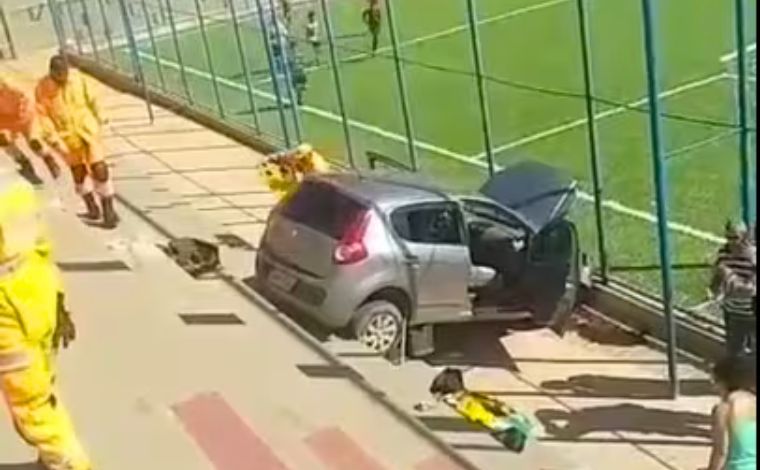 Com criança no colo, homem invade campo e agride jogador após Inter x  Caxias; veja