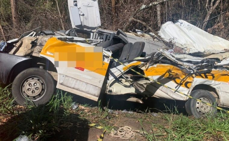 Acidente entre caminhão e van escolar deixa mortos e feridos na LMG-839, em MG