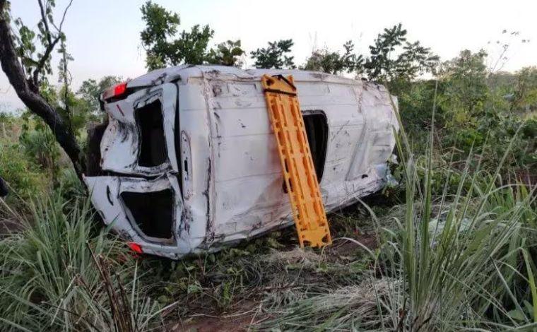 MG: acidente entre caminhão e micro-ônibus mata 14 pessoas