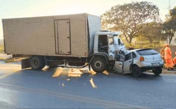 Motorista morre após colisão entre carro e caminhão na BR-351, em MG