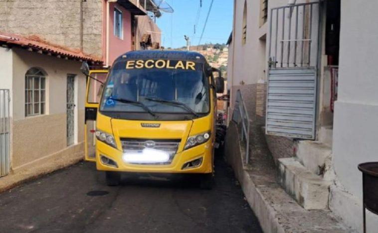 Homem é preso após furtar ônibus escolar e dirigir bêbado por mais de 40 km