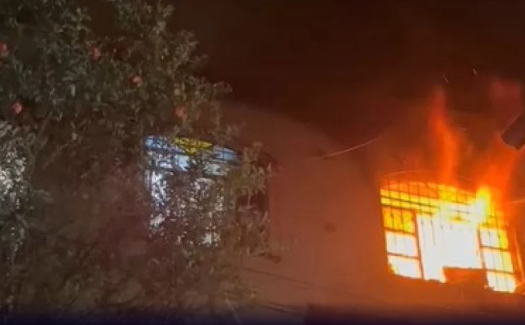 Filho incendeia casa após briga com pai na Grande BH; idoso foi preso por desacato 
