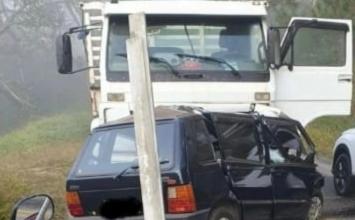 Três pessoas morrem após carro invadir contramão e colidir com caminhão na rodovia na MG-135