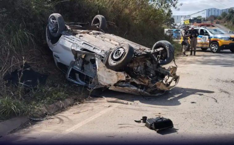 Vídeo: Motorista morre após capotamento de carro na rodovia MG-424, em Pedro Leopoldo