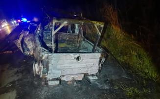 Motorista morre carbonizado após caminhonete bater em carreta e pegar fogo na BR-262, em MG