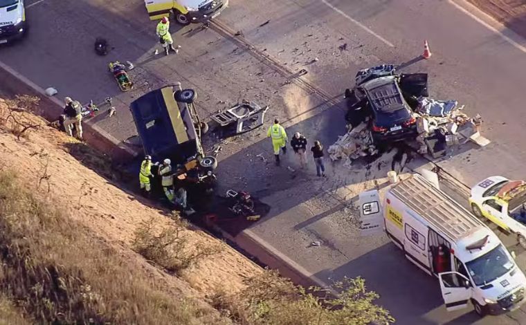 Foto: ReproduÃ§Ã£o/TV Globo - Segundo a PRF, uma van e um carro SUV bateram de frente prÃ³ximo Ã  praÃ§a de pedÃ¡gio. Com o impacto, o SUV ficou com a frente e o para-brisa completamente destruÃ­dos, enquanto a van tombou