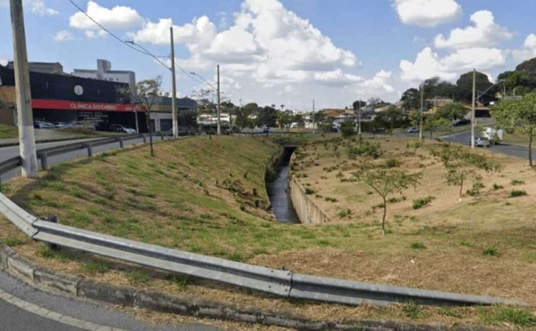 Motorista morre após passar mal e cair com carro dentro de córrego em Belo Horizonte