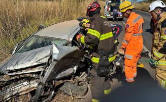 Motorista morre em colisão frontal entre carro e caminhão na BR-365, em MG