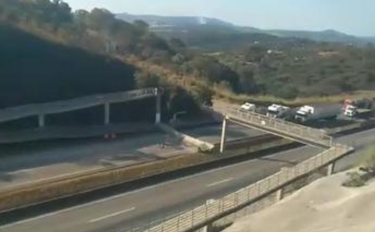 Carreta derruba passarela e interdita trecho da BR-262 na Grande BH; veja vídeo