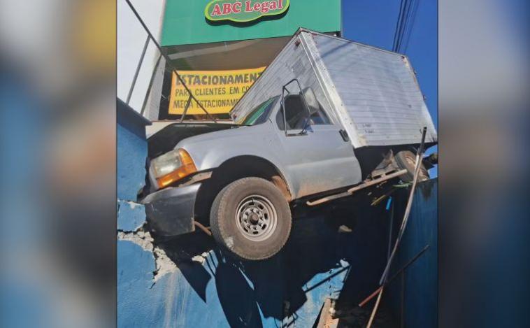 Vídeo: caminhão colide com muro de creche na Grande BH