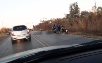 Motociclista morre após colidir em traseira de caminhão na MG-424 em Sete Lagoas 
