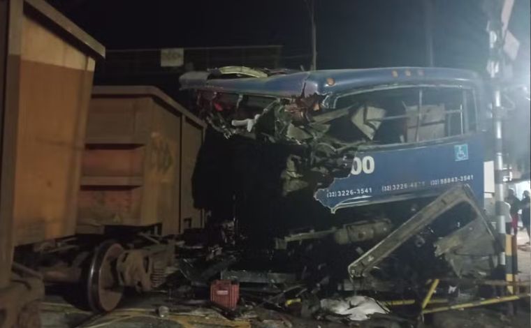 Ônibus sofre problema mecânico em cima de linha férrea e é destruído por trem em MG