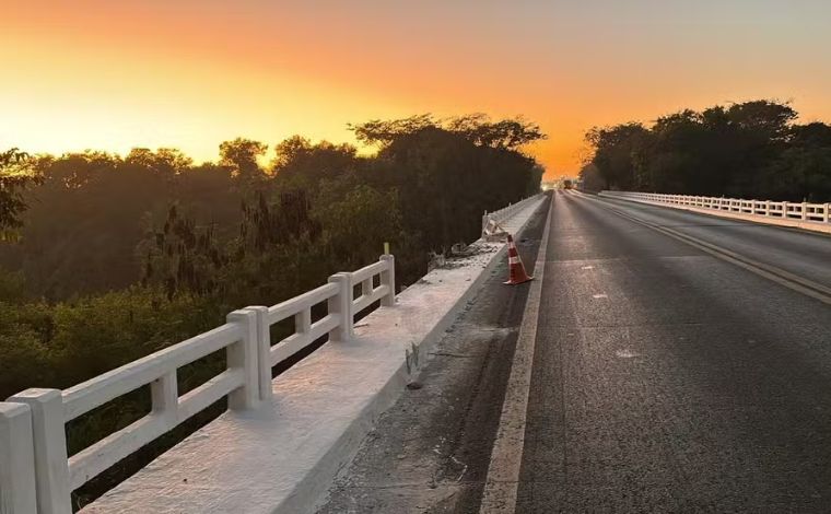 Motorista fica ferido após caminhão bater em mureta e cair de ponte na BR-040, em MG