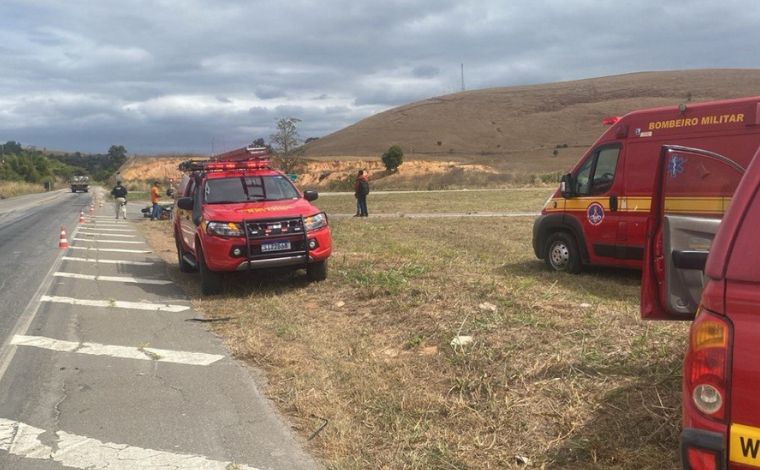 Bombeiro morre e namorada fica ferida após bater motocicleta em guincho na BR-116, em MG