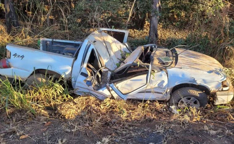 Acidente entre carros e caminhonete deixa dois mortos e três feridos na BR-365, em MG