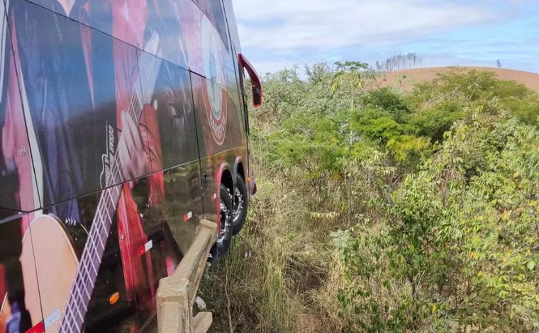 Vídeo: ônibus da dupla César Menotti e Fabiano se envolve em acidente na BR-262, em MG