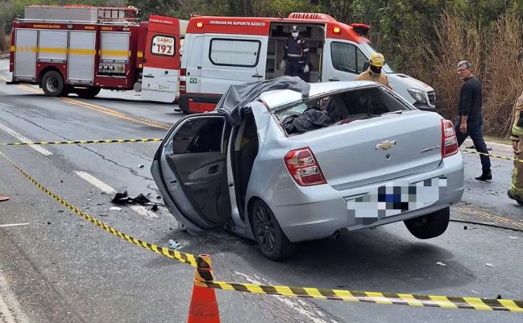 Colisão entre carro e van deixa um morto e quatro feridos na BR-251, em MG