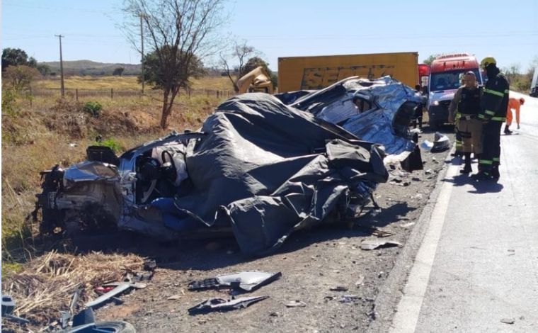 Mãe e filho morrem em colisão entre carro e caminhão dos Correios na rodovia MGC-122