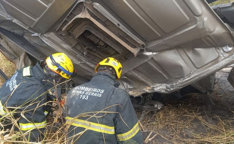 Caminhoneiro morre após carreta capotar em rodovia mineira