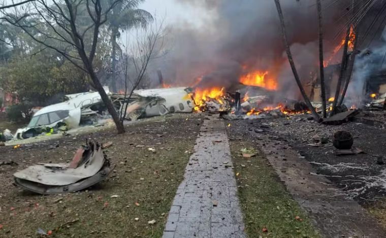 Avião com 58 passageiros e 4 tripulantes cai no interior de São Paulo; veja vídeo