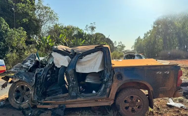 Três pessoas morrem em grave acidente entre carreta e caminhonete na BR-354, em MG