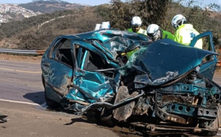 Colisão entre carro e caminhão deixa uma pessoa ferida na BR-040