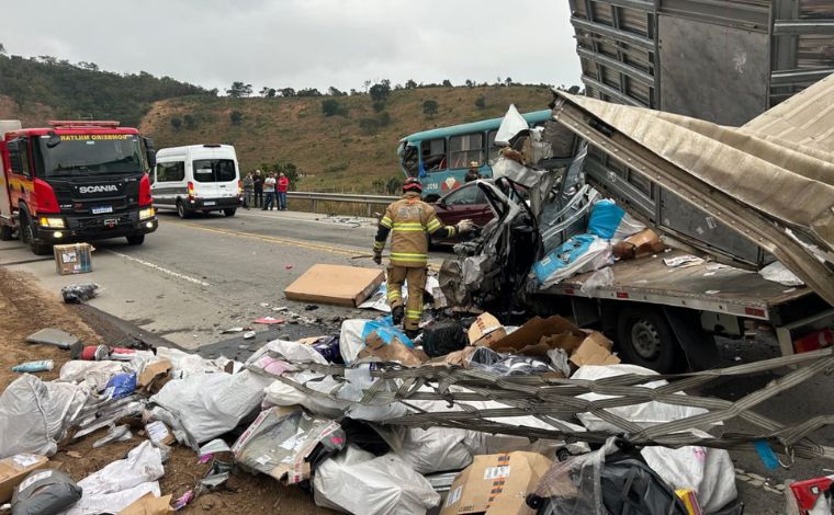 Dois motoristas morrem após colisão ônibus e caminhão na BR-116, em MG