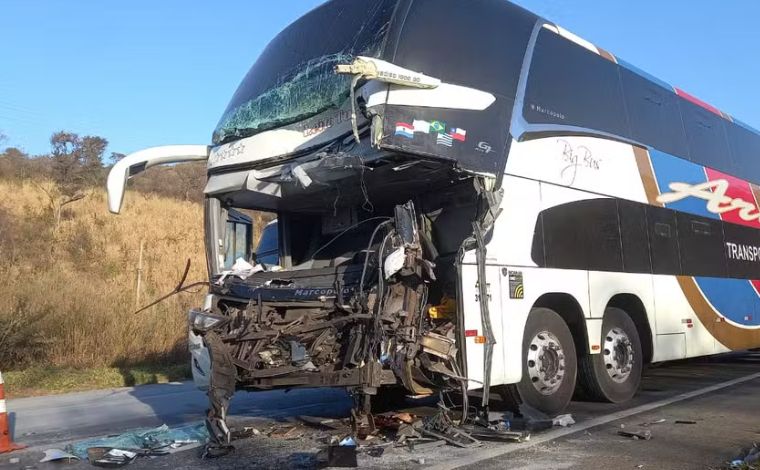 Colisão entre ônibus e caminhão deixa um morto e dois feridos na BR-040; veja vídeo