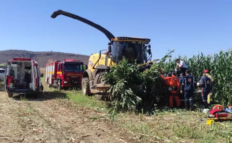 Homem morre após ter pernas amputadas por máquina de milho no interior de Minas  