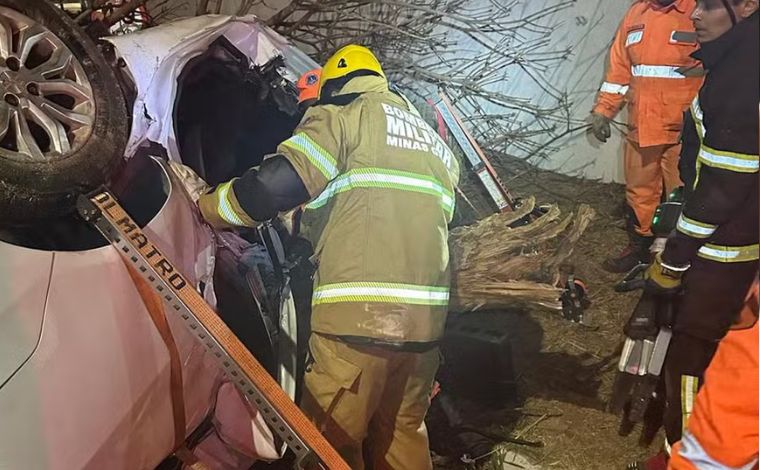 MG: dois jovens morrem e outros dois ficam gravemente feridos após carro bater em muro e árvore