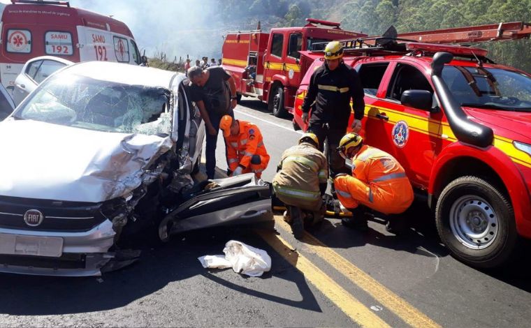 Casal morre em acidente entre carro e motocicleta na BR-262, em MG