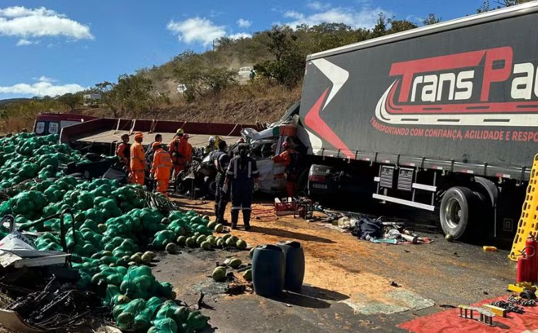 Acidente entre caminhão, carreta e van deixa mortos e feridos na BR-251, em MG