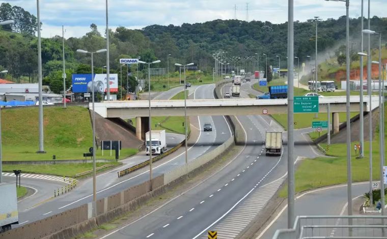 MG: mulher morre após ser arremessada de veículo e atropelada na rodovia Fernão Dias