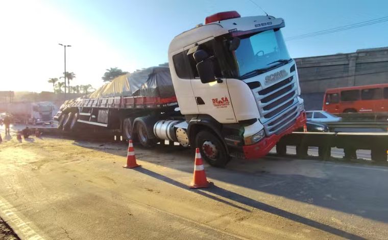 Motorista dorme ao volante e sobe em mureta de concreto na Grande BH