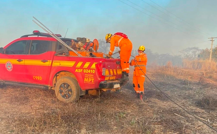 Cerca de 134 bombeiros e brigadistas atuam de forma simultânea no combate a incêndios em MG