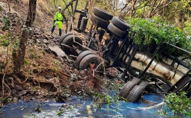 Motorista morre após carreta cair de ponte de 10 metros de altura na BR-365, em MG