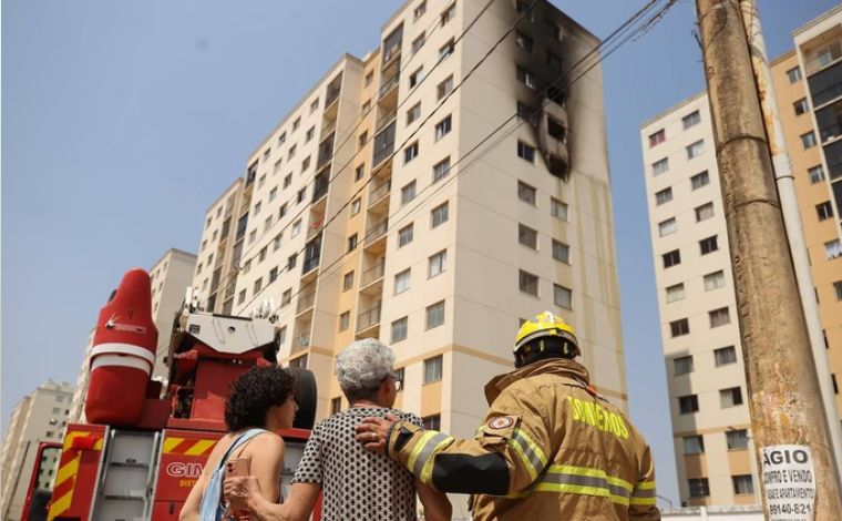 Vídeo: Casal e criança morrem após pularem de prédio durante incêndio em Goiás