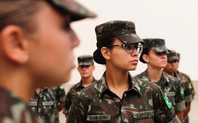 Mulheres poderão se alistar no serviço militar aos 18 anos