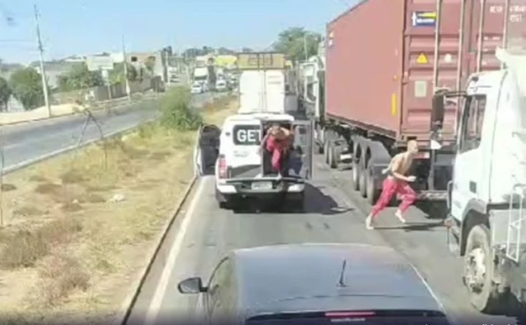 Detentos serram grade e fogem de viatura policial na Via Expressa de Contagem; veja vídeo