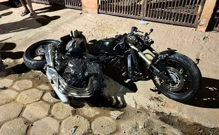 Motociclista morre após realizar manobra perigosa e bater em carro estacionado em MG