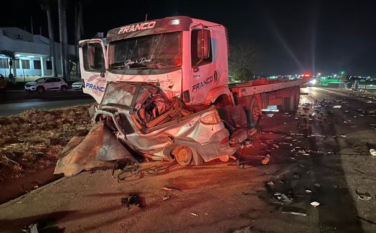 Motorista de 26 anos morre após colisão frontal com caminhão-guincho na BR-365, em MG