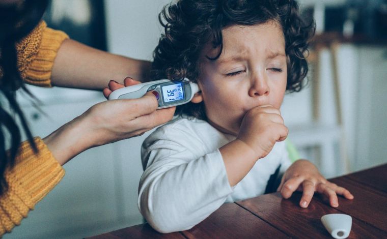 Foto: ReproduÃ§Ã£o - A coqueluche Ã© uma infecÃ§Ã£o respiratÃ³ria, muito comum em bebÃªs, causada por uma bactÃ©ria altamente contagiosa que atinge a traqueia e os brÃ´nquios. Seu principal sintoma envolve crises de tosse seca incontrolÃ¡veis 