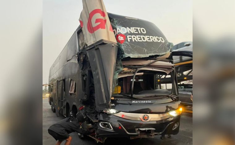 Foto: ReproduÃ§Ã£o/Redes sociais - Ao todo, 27 pessoas estavam no Ã´nibus. Quatro delas ficaram feridas e foram encaminhadas para o hospital municipal de Sete Lagoas. As vÃ­timas apresentaram apenas traumas leves, conforme os bombeiros