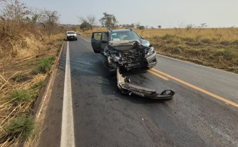 Duas idosas morrem após caminhonete bater em caminhão parado na BR-352, em MG