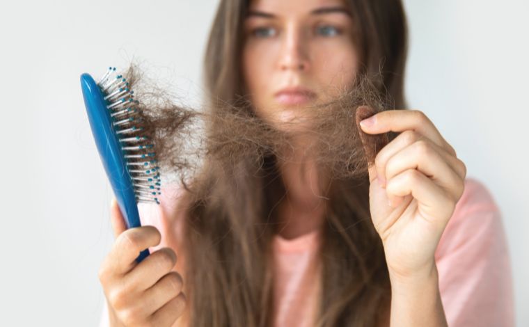 Foto: ReproduÃ§Ã£o - Nosso cabelo estÃ¡ constantemente crescendo e caindo. Para ter ideia, Ã© comum perdermos entre 50 e 100 fios por dia. No entanto, problemas de saÃºde, falta de nutrientes e atÃ© o estresse podem afetar diretamente a saÃºde dos fios 