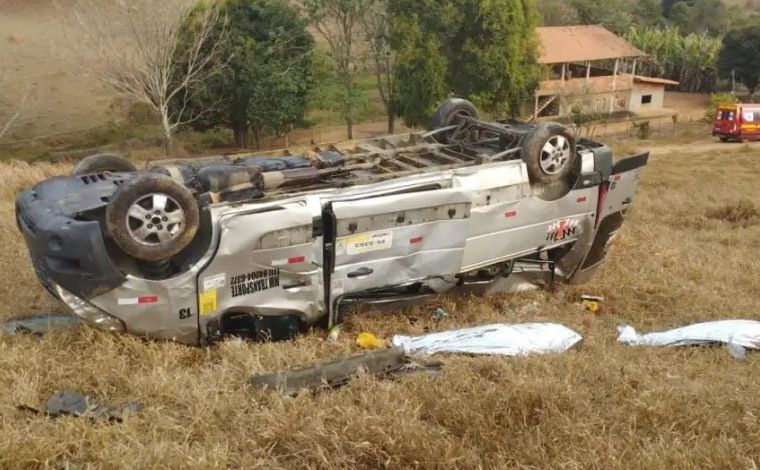 Foto: DivulgaÃ§Ã£o/Samu - Segundo informaÃ§Ãµes do Corpo de Bombeiros, o acidente ocorreu por volta das 4h30 quando o motorista, aparentemente, dormiu ao volante. A van saiu da pista e desceu uma ribanceira, capotando diversas vezes